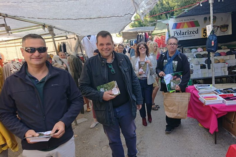 10N- Onofre Miralles, candidato de VOX Granada, ha recorrido durante la jornada de hoy la costa para pedir el voto.